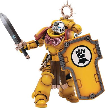 The Joytoy BLOOMAGE Warhammer 40K Imperial Fists Veteran Brother Thracius 1:18 Scale Action Figure features yellow power armor, a raised metallic sword, a shield with a black fist emblem on white, a helmet with crest, and a red cloak over the shoulder.